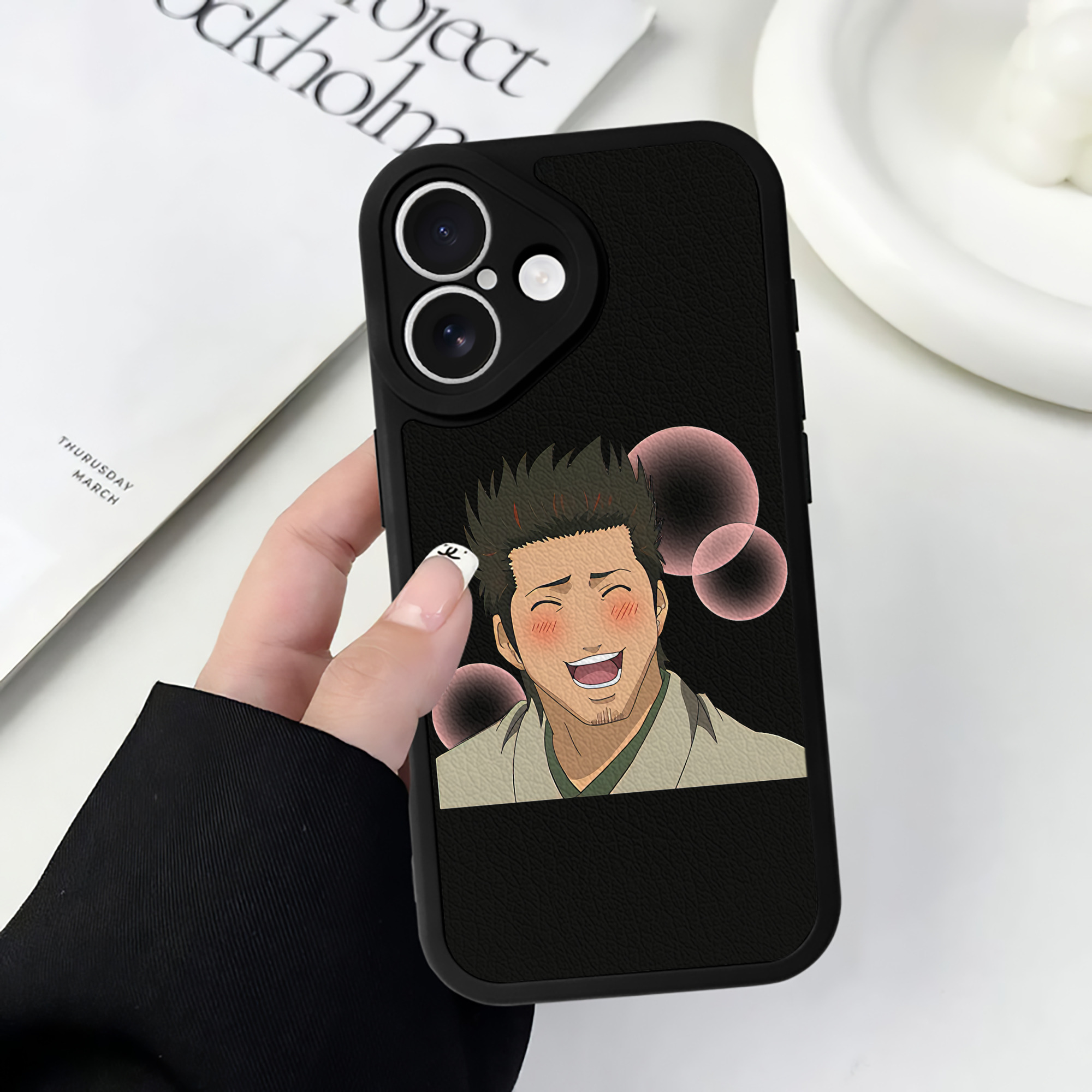 （画像用） ぎんたま 坂田銀時（さかたぎんとき） 神楽 志村新八（しむら しんぱち） GINTAMA Sakata Gintoki Kagura Shimura Shinpachi 【iPhone 16シリーズ対応】シリコンスマホケース（レザー調） 材質：シリコン